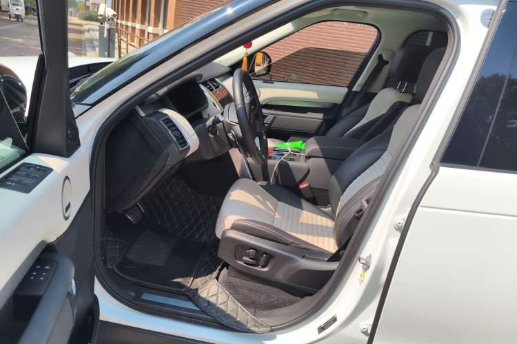 Used Land Rover Discovery 2024 360 PS Dynamic SE Left Front Seat