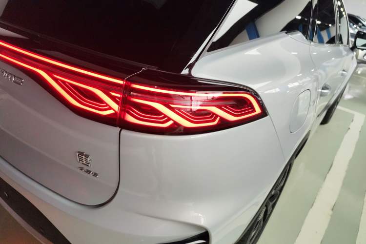 Used BYD Tang New Energy 2024 DM-p Champion Edition 215 km All-Wheel-Drive Flagship Model Right Rear Taillight