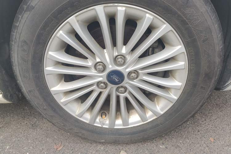 Used Ford Escort 2015 1.5L Manual Comfort Model Right Front Wheel Hub