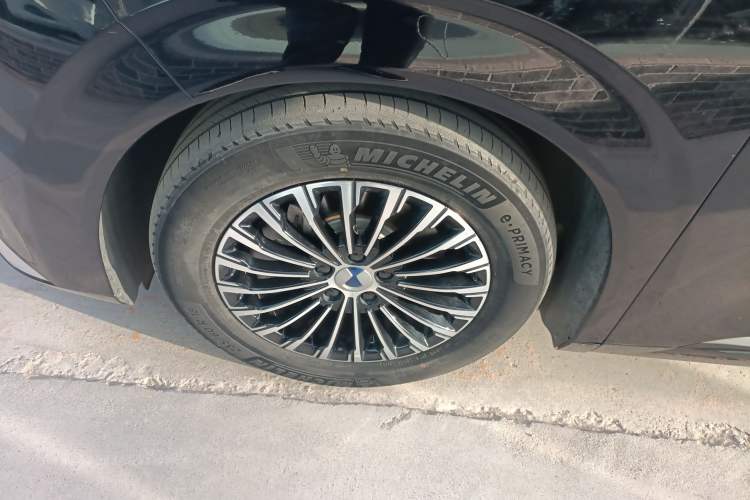 Used Denza D9 2022 DM-i 970 Four-Wheel Drive Prestige Model Left Front Wheel Hub