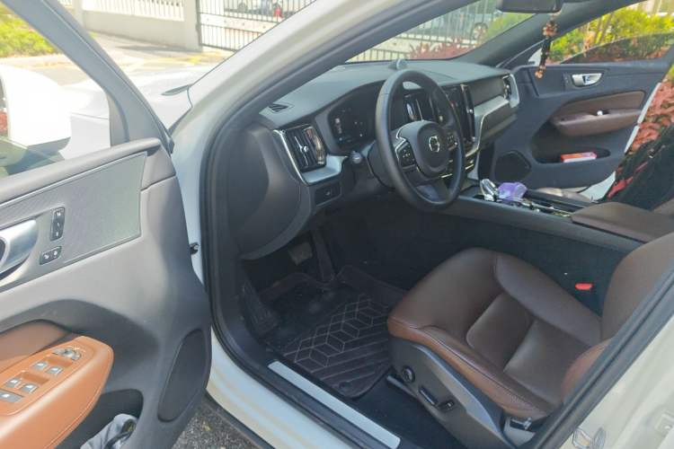 Used Volvo XC60 2023 B5 4x4 Smart Luxury Edition