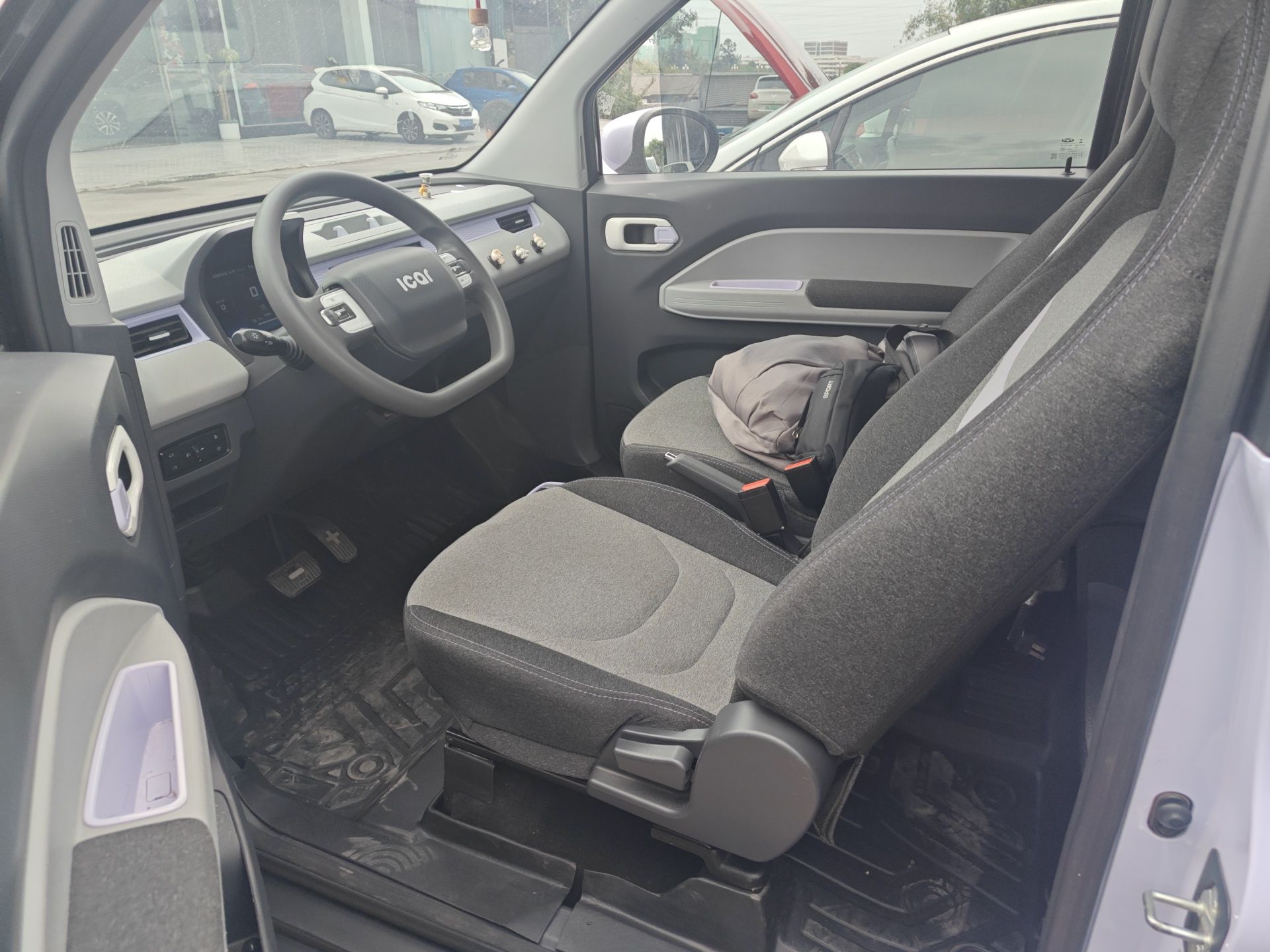 Переднее сиденье в автомобиле