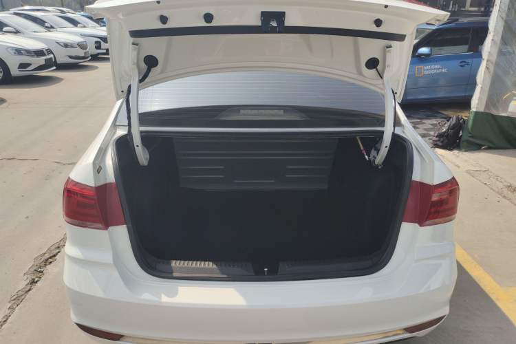 Used Volkswagen Santana 2016 1.6L Manual Fashion Edition Trunk