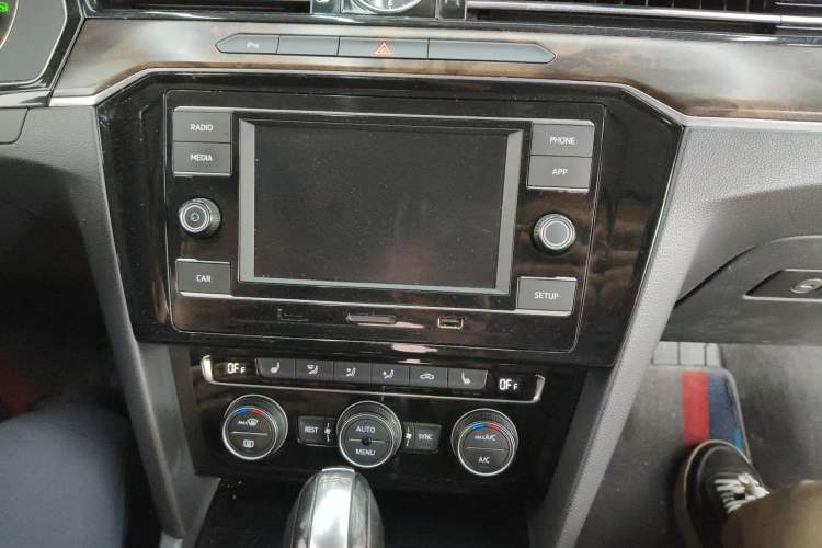 Used Volkswagen Magotan 2017 380TSI DSG Luxury Model Audio And AC Panel