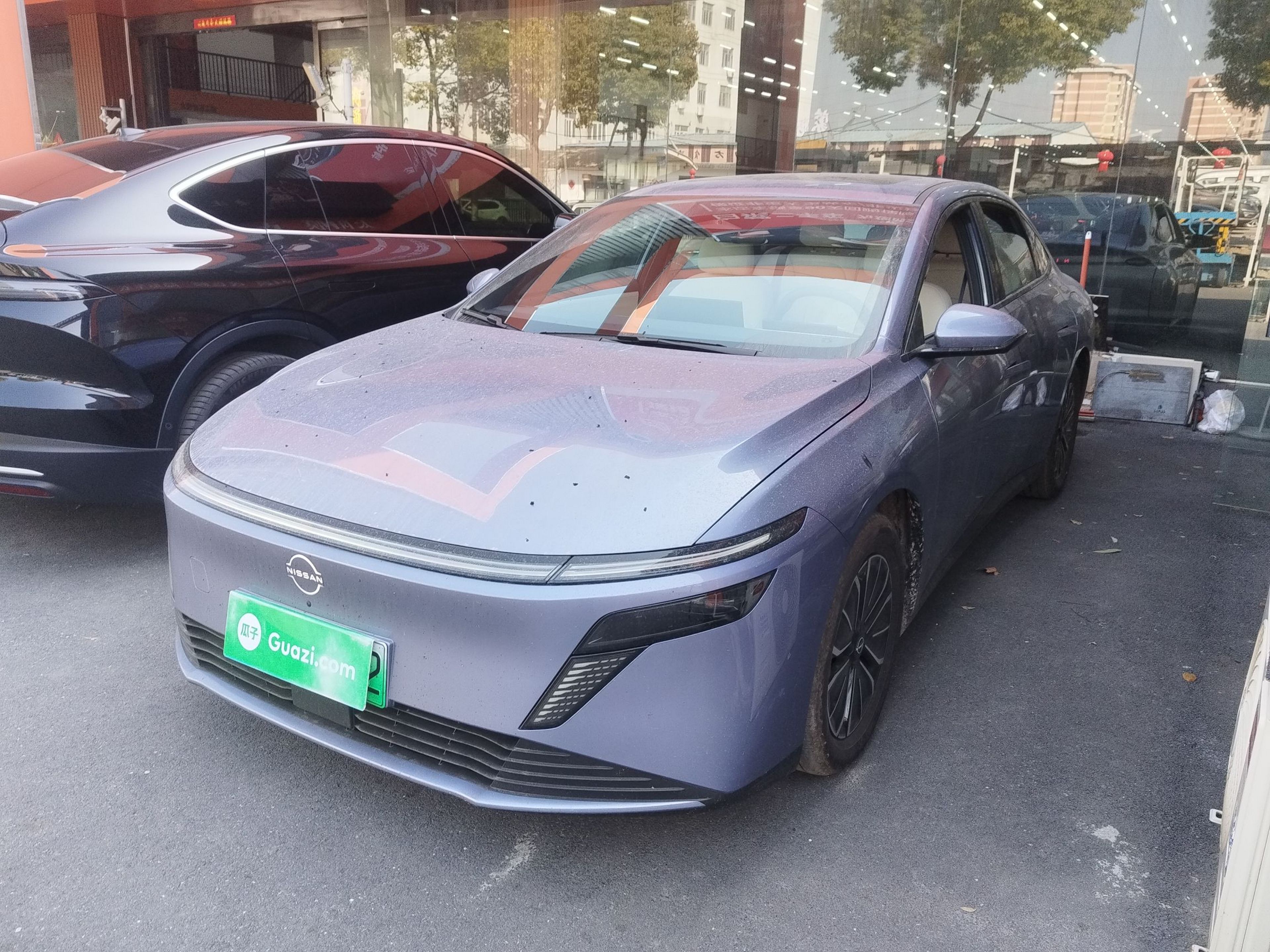 Под передней частью автомобиля