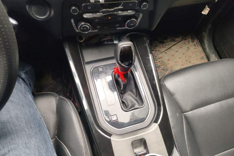 Used Dongfeng Fengon S560 2018 1.8L CVT Elite Model 7 Seats Gear Lever