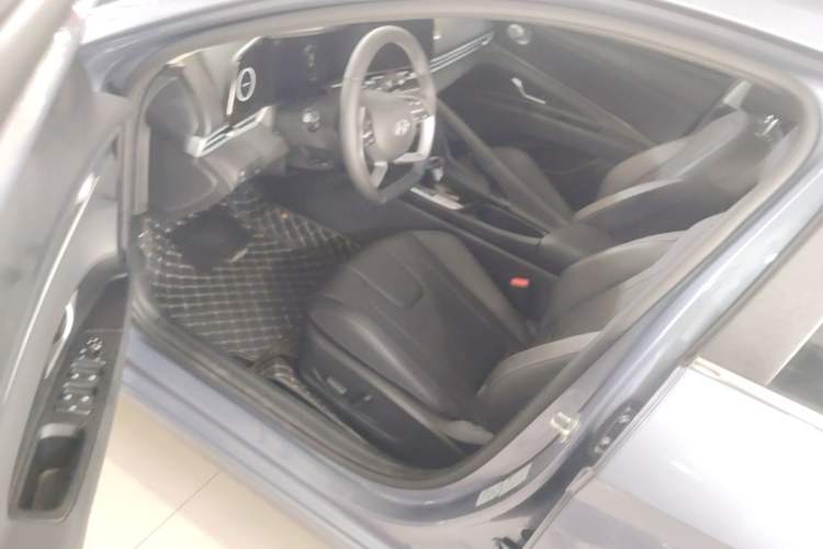 Used Hyundai Elantra 2023 1.5L CVT LUX Prestige Edition