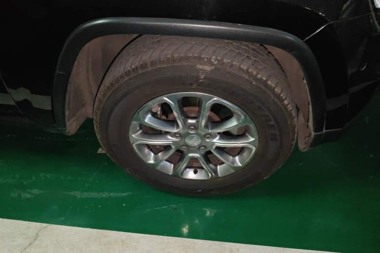 Used Jeep Grand Cherokee 2014 3.0L Comfort Navigation Edition Right Front Wheel Hub