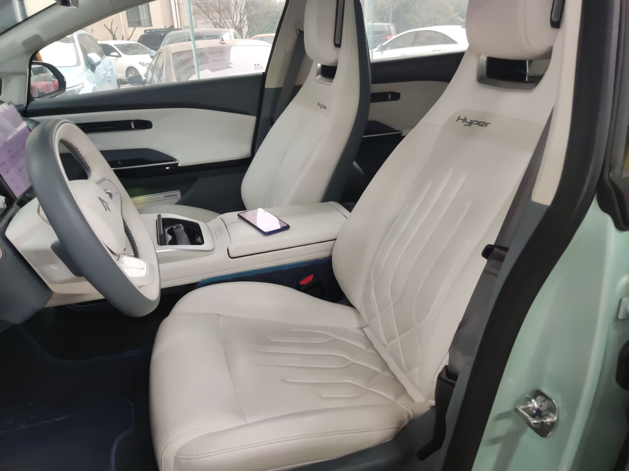 المقاعد الأمامية داخل السيارة