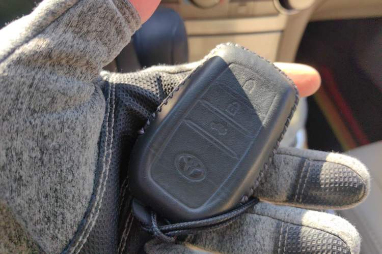 Used Toyota Highlander 2013 2.7L Two-Wheel Drive 5-Seater Purple Gold Edition
