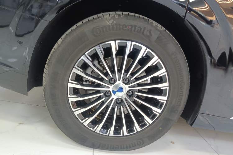 Used Denza D9 2024 DM-i 980 Four-Wheel Drive Flagship Model
