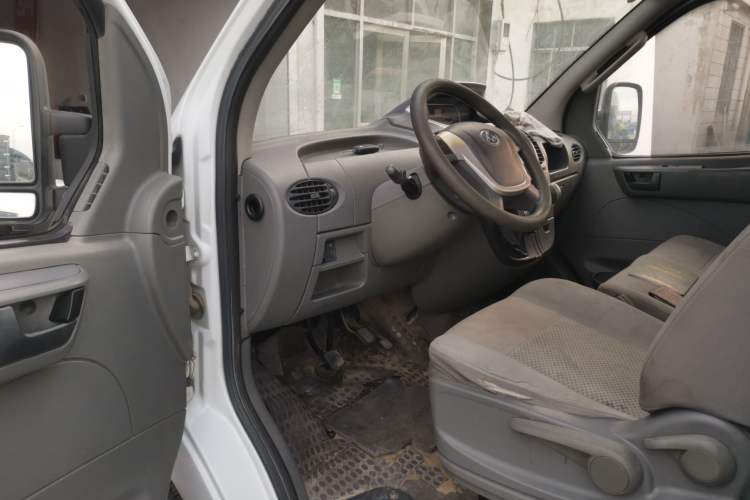 Used SAIC MAXUS Xintu V80 2017 2.5T 6-Speed Manual Aoyuntong National V Short Wheelbase Mid-Height 5/6/10-Seater Driver Seat