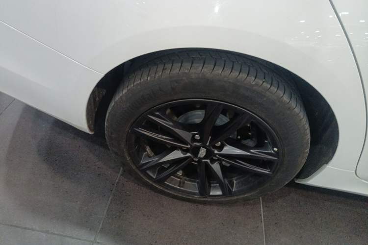 Used Cadillac CT4 2022 28T Luxury Edition Right Rear Wheel Hub