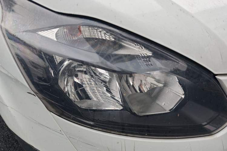 Used Ford Transit 2019 2.0T Diesel Multi-Purpose Commercial Vehicle Mid-Drive Mid-Roof 6-Seater China VI Standard
