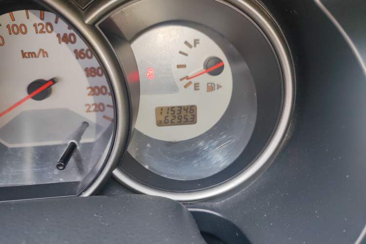 Used Nissan Livina 2010 JINRUI Edition 1.6L Manual Smart Model Odometer Close Up