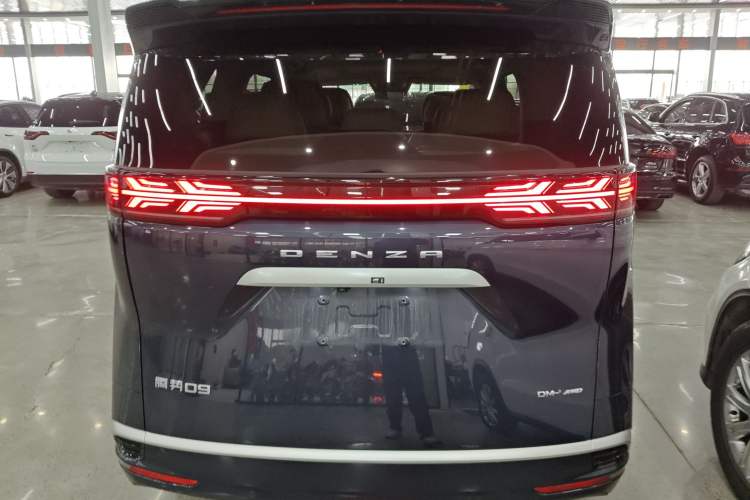 Used Denza D9 2024 DM-i 980 Four-Wheel Drive Flagship Model
