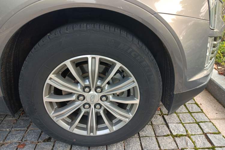 Used Cadillac XT5 2018 28T Four-Wheel Drive Luxury Model Right Front Wheel Hub