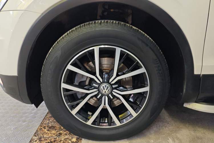 Used Volkswagen Tiguan L 2017 330TSI Automatic Two-Wheel Drive Luxury Edition
