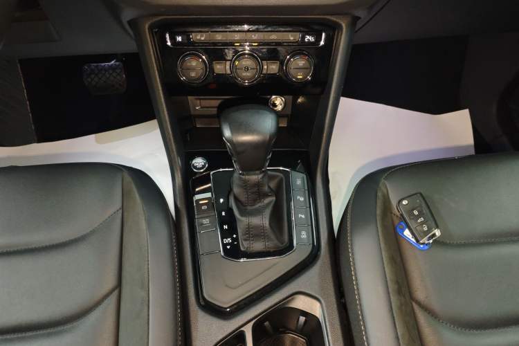 Used Volkswagen Tiguan L 2019 Revised 330TSI Automatic Two-Wheel Drive Smart & Luxury Edition China VI Standard
