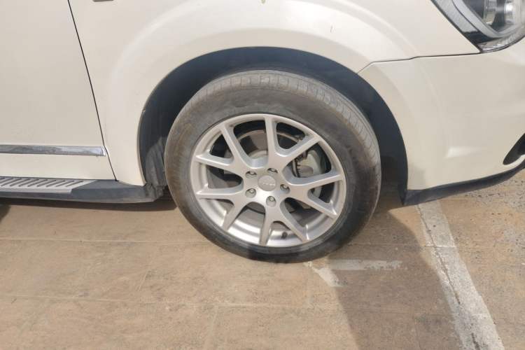 Used Dodge Journey 2013 2.4L Two-Wheel Drive Luxury Version Right Front Wheel Hub