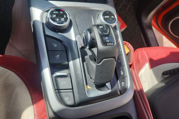 Used Tank 300 2023 City Edition 2.0T—Stylish as Ever Gear Lever