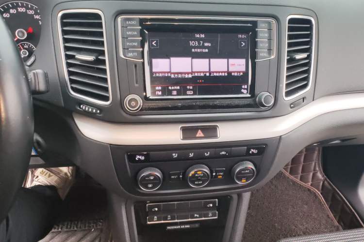 Used Volkswagen Sharan 2016 380TSI Comfort Edition 7-Seater Audio And AC Panel