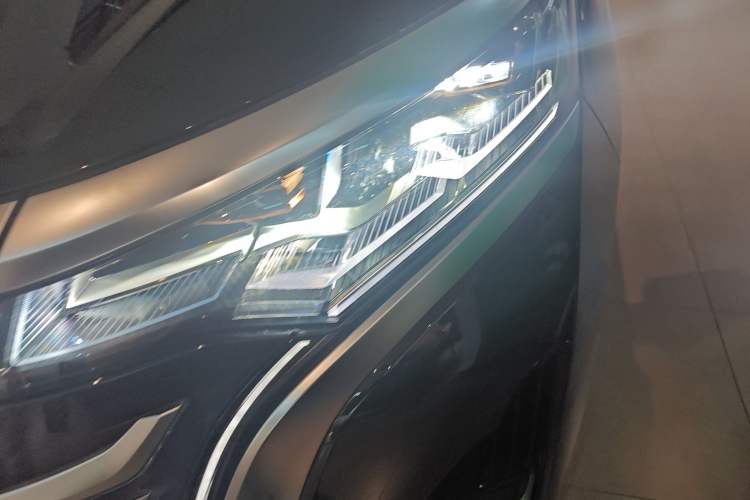 Used Denza D9 2025 DM-i Intelligent Drive 1020 Four-Wheel Drive Flagship Model