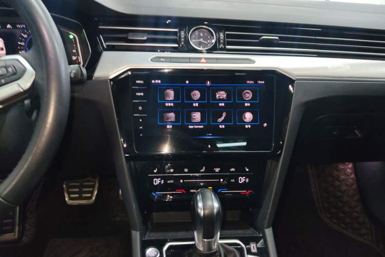 Used Volkswagen Magotan GTE Plug-in Hybrid 2022 GTE Luxury Model Audio And AC Panel