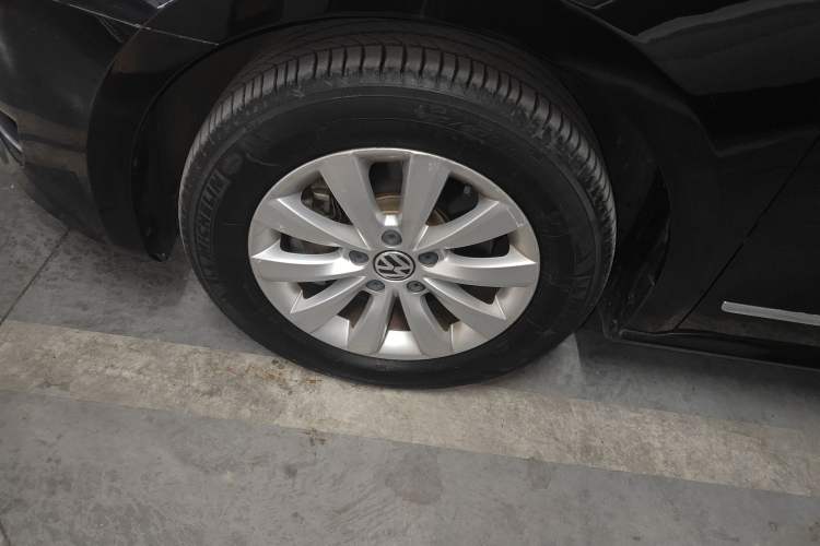 Used Volkswagen Passat 2015 1.8TSI DSG Prestige Edition Left Front Wheel Hub