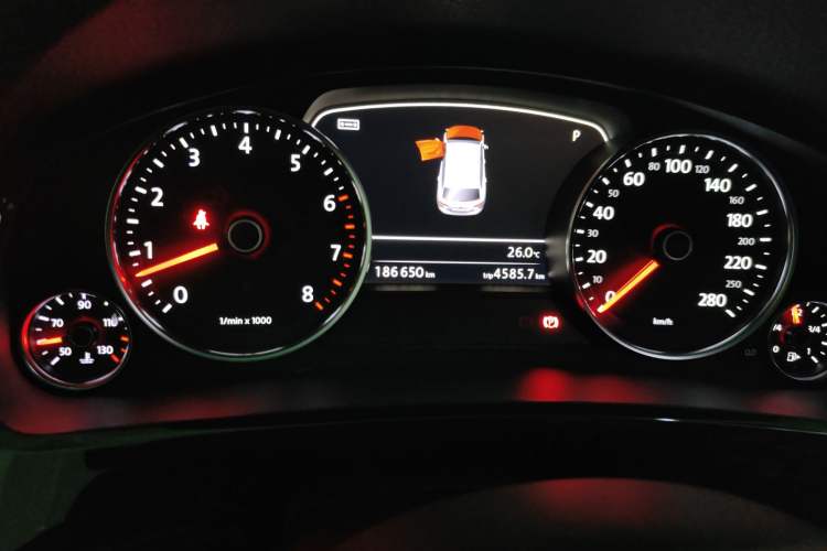 Used Volkswagen Touareg 2017 3.0 TSI Touareg Model Odometer Close Up