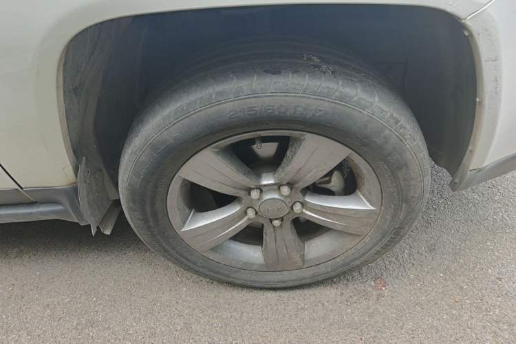 Used Jeep Compass 2014 2.4L four-wheel drive sport version Right Front Wheel Hub