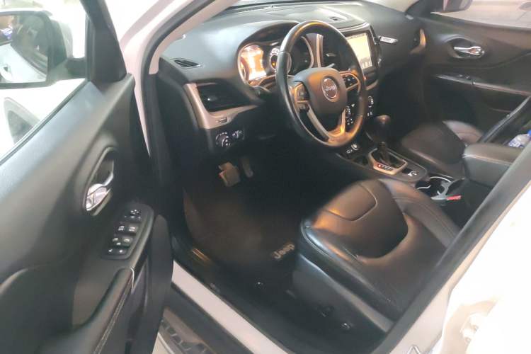 Used Jeep Cherokee 2017 2.4L Leading Smart Edition
