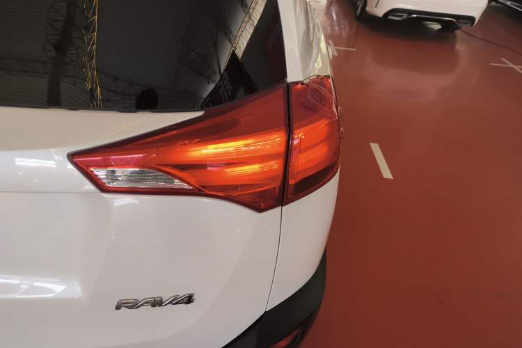 Used Toyota RAV4 2015 2.0L CVT Two-Wheel Drive Fashion Edition
