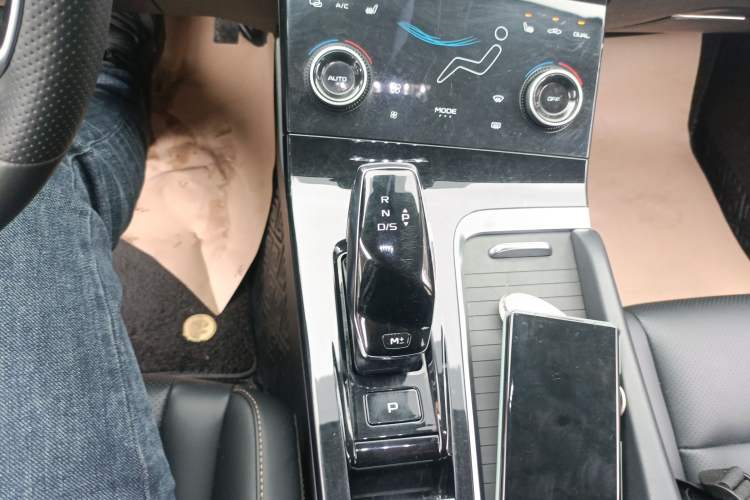 Used Bestune B70 2023 Third Generation 1.5T Automatic Enjoyment Version 70th Anniversary Edition Gear Lever