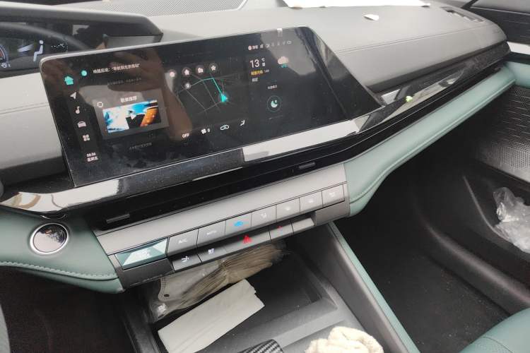 Used CHANGAN UNI-V iDD 2024 Blue Whale Smart Electric iDD 136km ZhiKu Model