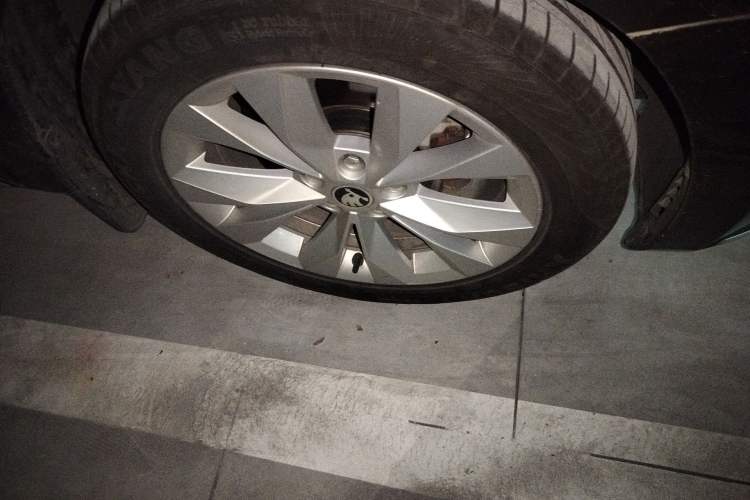 Used Skoda Superb 2016 TSI280 DSG Smart Drive Edition Right Front Wheel Hub