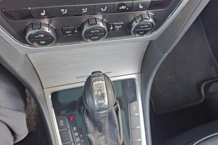 Used Volkswagen Passat 2014 1.8TSI DSG Prestige Edition Gear Lever