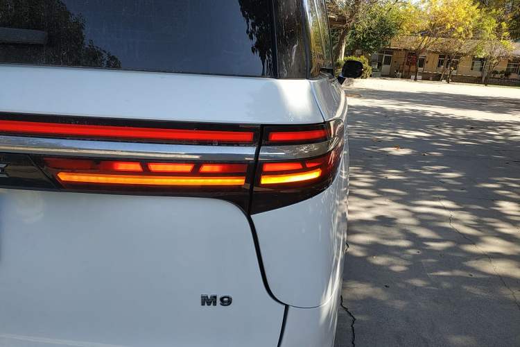 Used Bestune M9 2023 2.0T Prestige Edition
