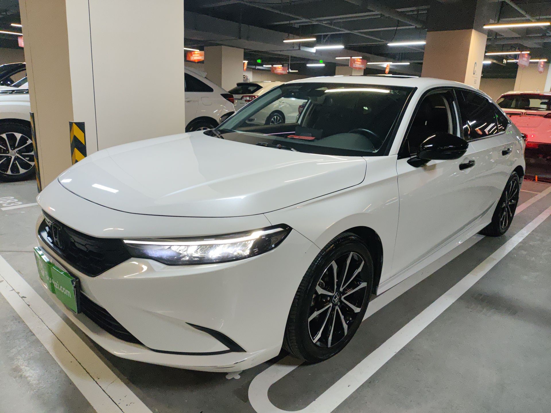 تحت مقدمة السيارة