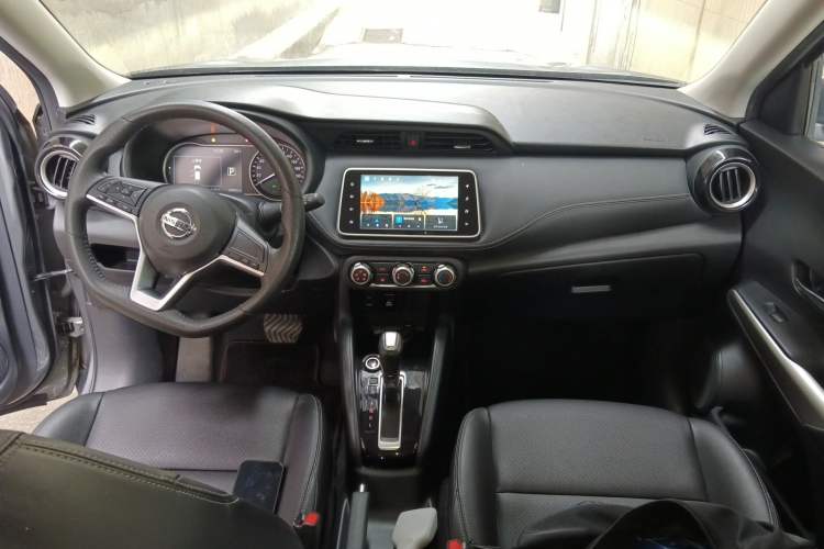 Used Nissan Kicks 2021 1.5L XV CVT Smart Connect Luxury Edition Center Console