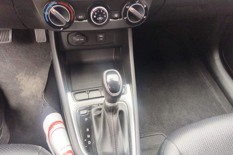 Used Hyundai Celesta 2020 1.6L Automatic GL Enjoyable Edition Gear Lever