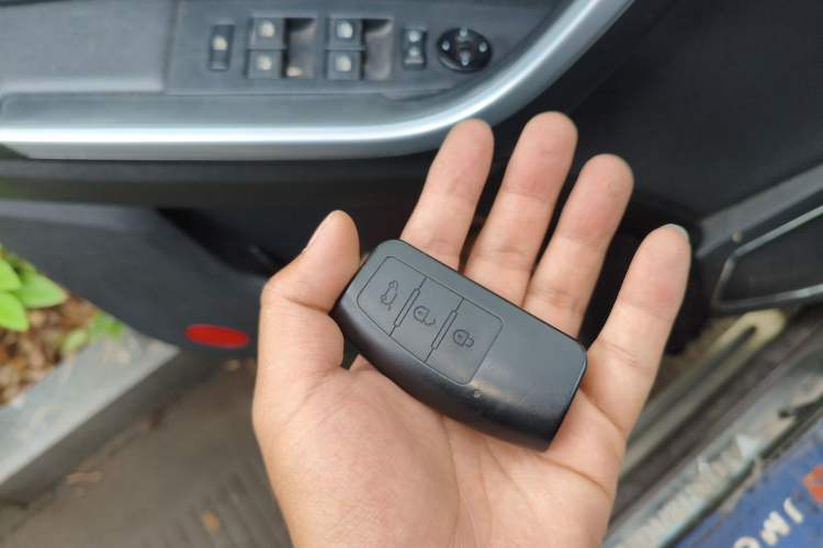 Used JMC Yusheng S350 2014 2.4T Automatic 2WD Diesel Luxury Version with Sunroof 5 Seats Vehicle Key