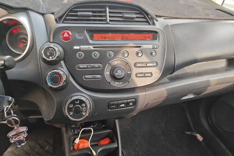 Used Honda Fit 2011 1.5L manual luxury version
