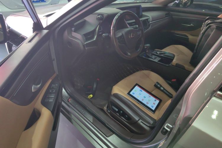 Used Lexus ES 2018 300h Premier Edition China VI Standard Driver Seat