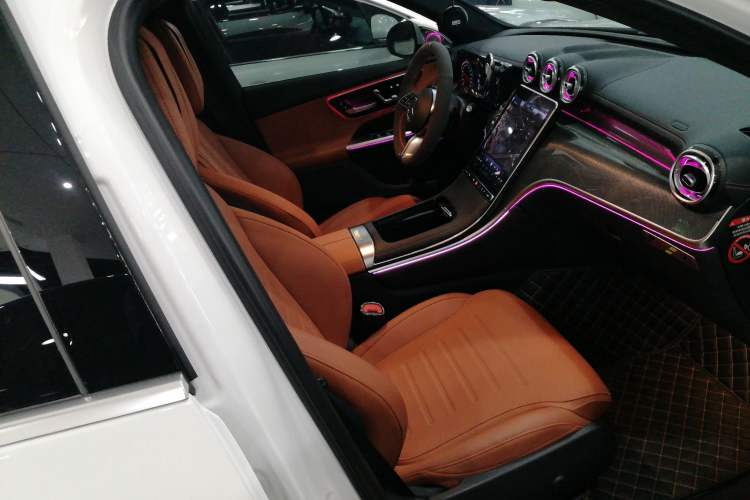 Used Mercedes-Benz GLC 2023 Facelift GLC 260 L 4MATIC Dynamic Version 5 Seats Right Front Seat