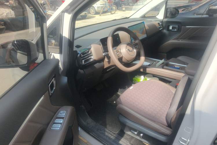 Used Wuling Starlight 730 2025 Model Pure Electric 500km Luxury Edition
