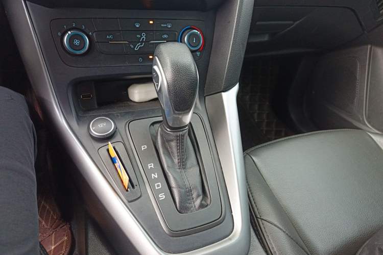 Used Ford Focus 2018 Hatchback Classic 1.6L Automatic Comfort Plus SmartDrive Edition Gear Lever