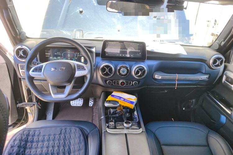 Used BAIC Off-Road BJ40 2020 2.0T Automatic Four-Wheel Drive Urban Hunter Edition Chivalrous Type Center Console