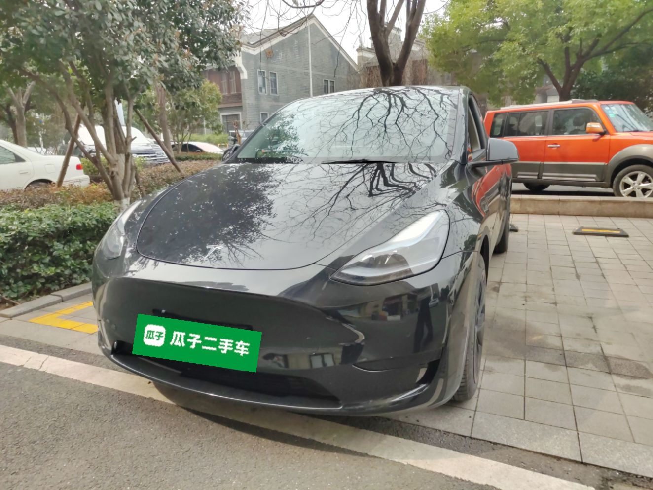 Под передней частью автомобиля