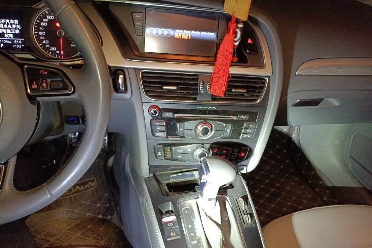 Used Audi A4L 2013 35 TFSI Automatic Standard Model Audio And AC Panel